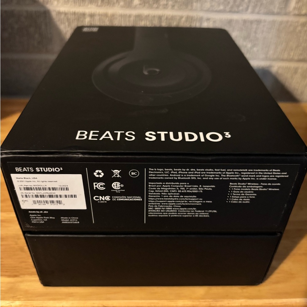 Beats by Dre Studio3 Over-Ear Headphones - Black - Picture 5 of 6